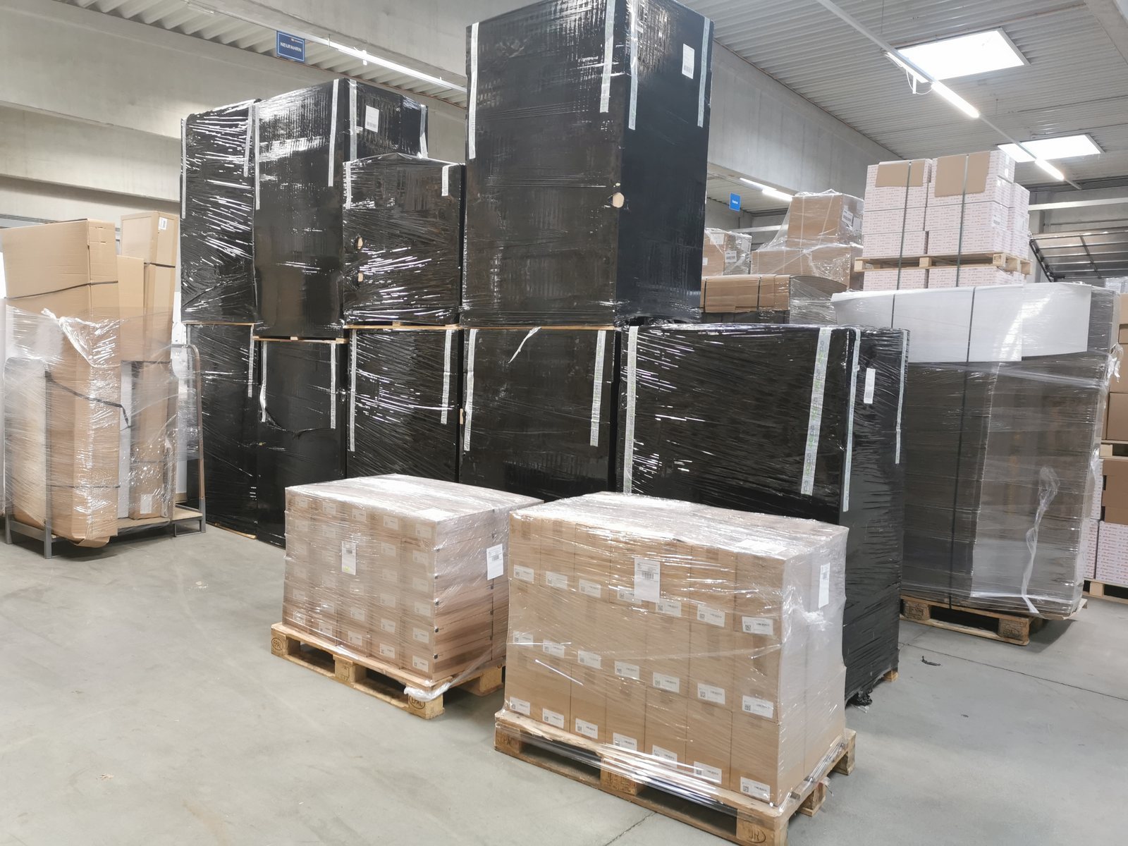 Schwarz gewickelte, neutralisierte Paletten im Depot